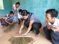 Hiệu quả nhóm quay vòng vốn sản xuất chổi đót của phụ nữ dân tộc Vân Kiều tại xã Trường Xuân